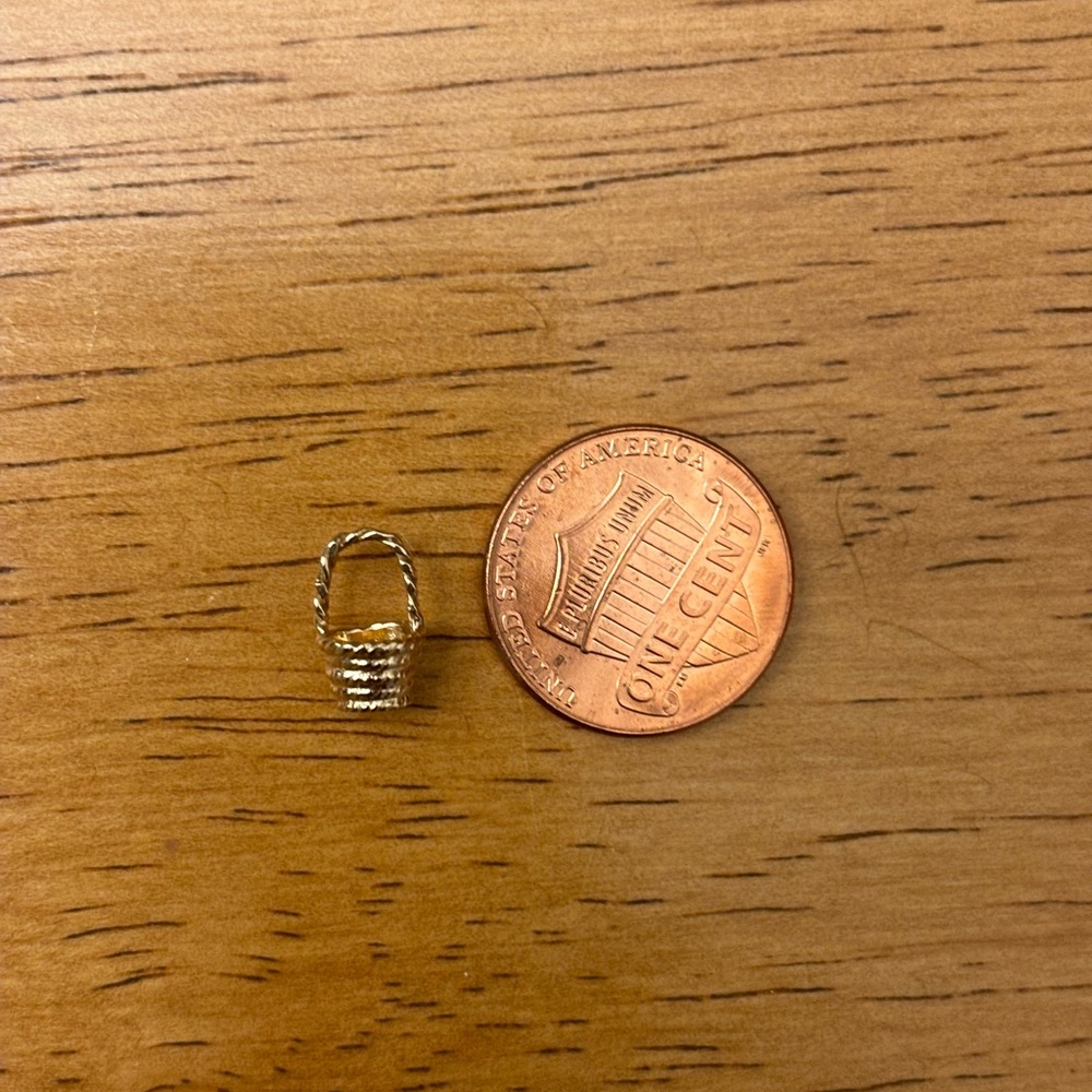 Catbird basket charm 

🧺
